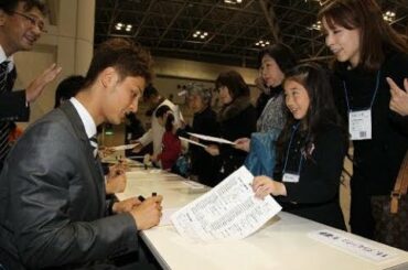 2010 ダルビッシュの記事に写る牧野真莉愛ちゃん(8さい) in スポニチ