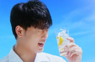 竹内涼真と山本美月が青空と海をバックにリフレッシュ！