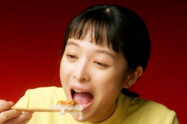 清野菜名、豪快な食べっぷり披露「ドンドンいける！」　笑福亭鶴瓶と初共演　「こくうまキムチ」新CM