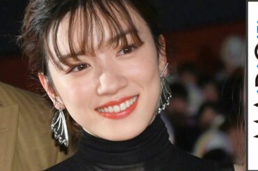 永野芽郁、個性派チェックワンピで腕出し＆美脚見せ　羽風イヤリングで遊び心も