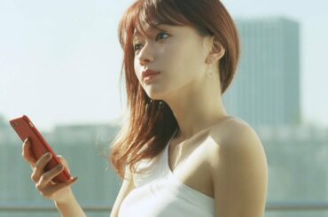 山本舞香、超ミニボトムで美脚見せ！　小関裕太と幼なじみに　「銀座カラー」新CMが公開