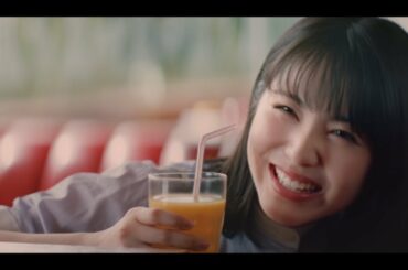 浜辺美波、有村架純に小悪魔なイタズラ表情でチクる　萩原利久は問い詰められあたふた　『JA共済』新CM「新人」篇＆メイキング＆インタビュー