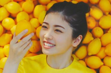 小芝風花、爽やか笑顔の“レモンの精”に　キュートな広島弁も！　「紅茶花伝 クラフティー 贅沢しぼりレモンティー」新CM