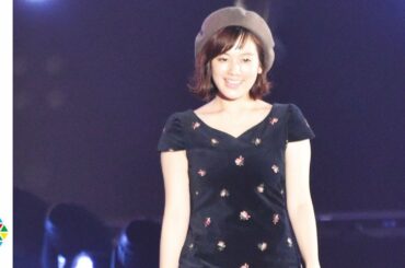 筧美和子、ミニワンピで大人の色気全開のランウェイ【関コレ2017AW】