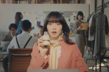 小松菜奈、後味に驚愕！「すご～い」　春らしいピンクジャケット　『ジョージア ラテニスタ カフェラテ』『ジョージア ラテニスタ ビターラテ』新CM「後ミルク」篇