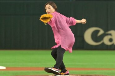 石原さとみ、今年は斎藤雅樹の代名詞“サイドスロー投法”　ノーバンならず悔し顔　『サントリー ドリームマッチ 2021』始球式