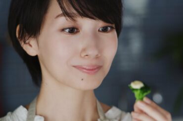 波瑠、エプロン姿でクッキング　つまみ食いもキュート！　「カロリミット」新CM＆ウェブ動画が公開