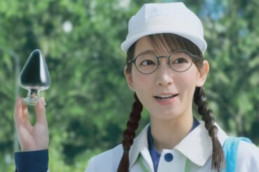 吉岡里帆、謎の黒い瓶で中学生のお悩み解決!?／30歳の抱負語るインタビューも　DIC新CM「今日もどこかで、DIC。～近赤外線コントロール黒顔料」編
