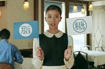 黒島結菜、レトロ＆キュートなウエイトレスが“旗揚げ”ソング披露！　「サントリー黒烏龍茶」新CMが公開