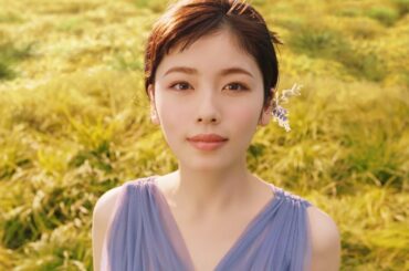 小芝風花、深Vネックで美デコルテ＆美背中披露「ふわっふわ マシュマロ肌に！」　CANMAKE新CM「マシュマロフィニッシュパウダー舞い降りる肌キレイ篇」公開