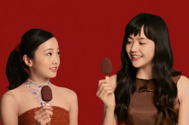 松井愛莉、本田真凜選手とフィニッシュポーズ披露　ロッテアイス『ガーナアイス』新CM「Ghana×アイス」篇