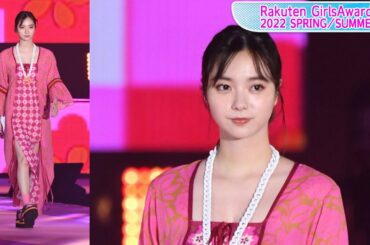 新川優愛、大胆スリットから美脚を披露　スクエアネックで美デコルテも　ガルアワに登場