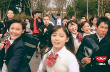 橋本環奈、撮り直し600回超！CMで大技披露　カップヌードルCM「バカッコイイ」編