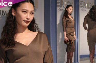 大政絢、タイトなミディドレスで映える美しいボディライン　Ｖネックから美胸元も