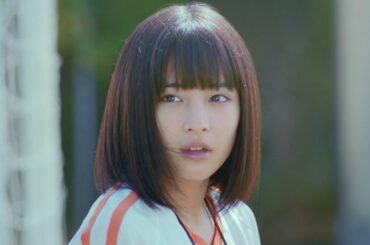 広瀬すず、“先輩”中川大志との手つなぎに“ドキドキ”　「シーブリーズ」新TVCM シーブリーズ トライアングルストーリー「すずと大志」編