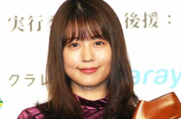 本人も”未経験級”のミニスカ姿を披露した有村架純　『第16回クラリーノ美脚大賞2018』授賞式