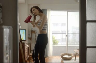 水原希子、私生活を覗き見るようなへそ出しキャミソール姿を披露　パナソニックビューティーの新CM『ドライヤー～速く、美しく～デビュー篇』