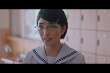 水谷（松本妃代）：眼鏡が似合う優等生の学級委員長