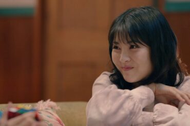 浜辺美波、甘えた声で「そうなの！」有村架純は可愛い妹にデレデレ　宇宙人を真似する姿も　JA共済WEB動画シリーズ『カスミナミ』第4弾「宇宙人」篇