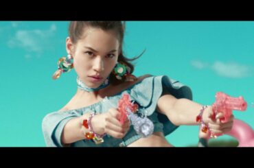 水原希子、ヘソ出し姿で瑛太と“横飛び”　ビーチで水鉄砲対決