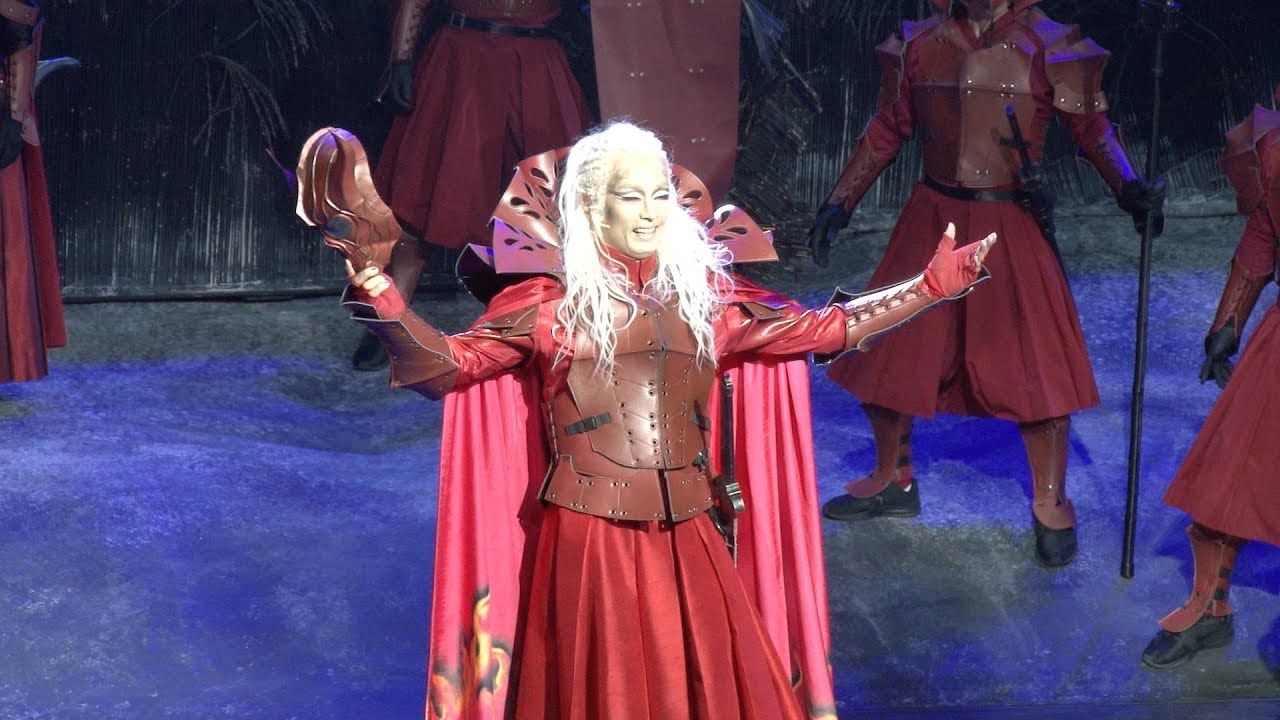 阿部サダヲ、松雪泰子らが歌に踊りに大立ち回り! 劇団☆新感線「髑髏城の七人~鳥」が華やかに開幕 阿部サダヲ、松雪泰子らが歌に踊りに大立ち回り! 劇団☆新感線「髑髏城の七人~鳥」が華やかに開幕