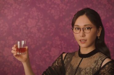 新垣結衣、メガネ姿で大人の色気　シュールに「ヤバイです」　メルティーキッス新CM「洋酒を注ぐ」篇