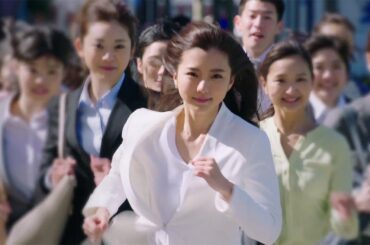 真野恵里菜、白スーツ姿で疾走　キュートな「ライク」ポーズも連発