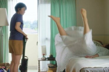 大久保佳代子、失恋しベッドにダイブ　高畑充希を慌てさせる　映画「浜の朝日の嘘つきどもと」本編映像