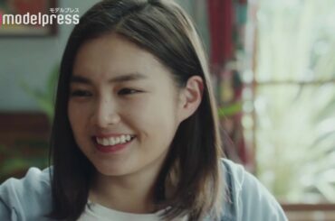 箭内夢菜、“叔父”滝藤賢一の熱弁にタジタジ 象印WEBムービー「炎舞炊き　象印叔父さん」篇