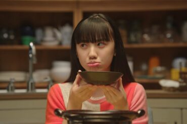 芦田愛菜、佐藤二朗の変顔にキュートなリアクション　 「鍋キューブ」新CMが公開