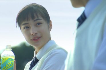 広瀬すずが隣に座る!?男子高校生の妄想爆発　ビタミン炭酸飲料『マッチ』新CM「海辺」篇