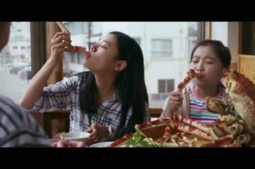 杉咲花と伊東蒼が高足ガニをほおばる！／映画『湯を沸かすほどの熱い愛』メイキング映像