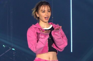 山本舞香、大胆へそ出しルックでキュートな投げキッス　『第36回 マイナビ 東京ガールズコレクション 2023 SPRING/SUMMER』