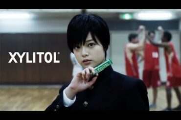 欅坂の平手友梨奈、ガムを食べたら短髪のさわやかイケメンに大変身！／ロッテ「XYLITOL」CM