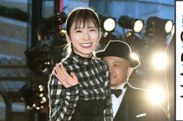 松岡茉優、レーススカートでレッドカーペットに　すらりと伸びた美脚を披露　「第32回東京国際映画祭」