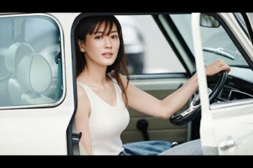 綾瀬はるか、濡れたシャツを脱いでブラトップ姿に「ま、大丈夫か」（CM  ユニクロ／綾瀬はるか）