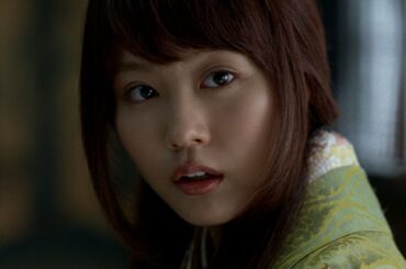 有村架純、CMで鬼嫁に？冷めたにらみに“三太郎”凍りつく…「auスマートバリュー」新CM 「鬼と鬼嫁」編