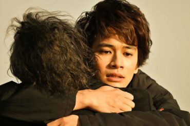 北村匠海、全力のハグ！身投げしようとするムロツヨシを止めたのは…【ドラマ『星降る夜に』８話より『星月夜』にのせて】