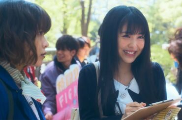 浜辺美波、先輩に「可愛い」ともてはやされ笑顔　岸井ゆきのと大学で運命の出会い　映画「やがて海へと届く」本編映像