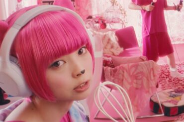 最上もが、ド派手ピンクのリアル“モモ”に！　新バンド「OKAMOMO’S」でデビュー？　OKAMOTO’SとのコラボMV「アイアムモモ」メーキング＆インタビュー動画が公開