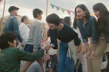 波瑠、香椎由宇＆山本美月と“三姉妹”で美脚ウオーキング　高良健吾はバンドマンに　「ジーユー」新CM「マルシェ」編