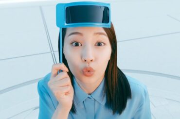 広瀬すず、「うー！」と“チュー顔”披露　チャーミングな表情連発　AGC新CM「素材でがんばるAGC／太陽光発電篇」