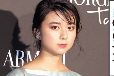 上白石萌歌、透け感プリーツドレスで大人の表情