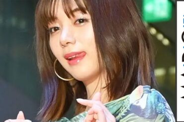 池田エライザ、美スタイル際立つトロピカルドレスでシンプルに　舌ペロ＆指ハートポーズで魅了