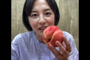 鈴木奈穂子アナウンサーが桃にかじりつく