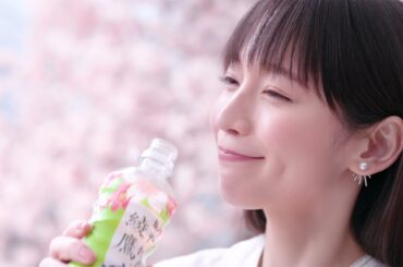 吉岡里帆、美しい桜に囲まれ笑顔も満開　綾鷹新CM「桜ひらく、おいしさひらく」編、「春は抹茶」編