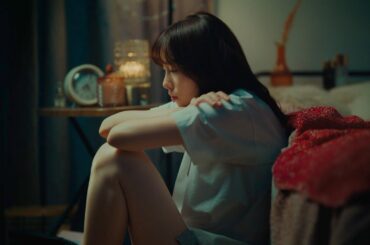 BiSH「GRUNGE WORLD」が飯豊まりえ出演CMソングに起用　部屋着姿で美脚を披露　『足リラシート』新CM「100％な朝」篇