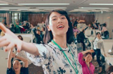 三吉彩花が全力で歌い踊る！　ムロツヨシ、やしろ優らも…　「ダンスウィズミー」予告編公開