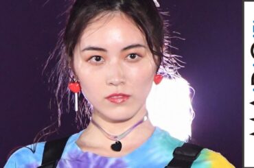 松井珠理奈、ヘビ柄ミニスカ＆スニーカーで元気に脚見せ　ガルアワ初登場　「ガールズアワード 2019 SPRING／SUMME」