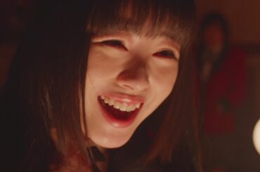 浜辺美波が恍惚の表情で「賭け狂いましょう」　森川葵の「バーカ！」も　ドラマ「賭ケグルイ」映像公開